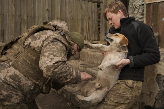 부실한 전투식량 질려서 개 잡아먹는 러시아 병사