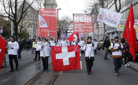 스위스 취리히에서 2022년 1월 8일 코로나 백신 접종 반대 시위가 벌어진 모습. © 로이터=뉴스1 © News1 최서윤 기자