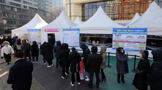 17일 오전 서울 송파구보건소 신종 코로나바이러스 감염증(코로나19) 선별진료소에서 시민들이 검사를 기다리고 있다. 질병관리청 중앙방역대책본부(방대본)는 이날 0시 기준 코로나19 신규 확진자가 9만3135명 발생했다고 밝혔다. 뉴스1 제공.