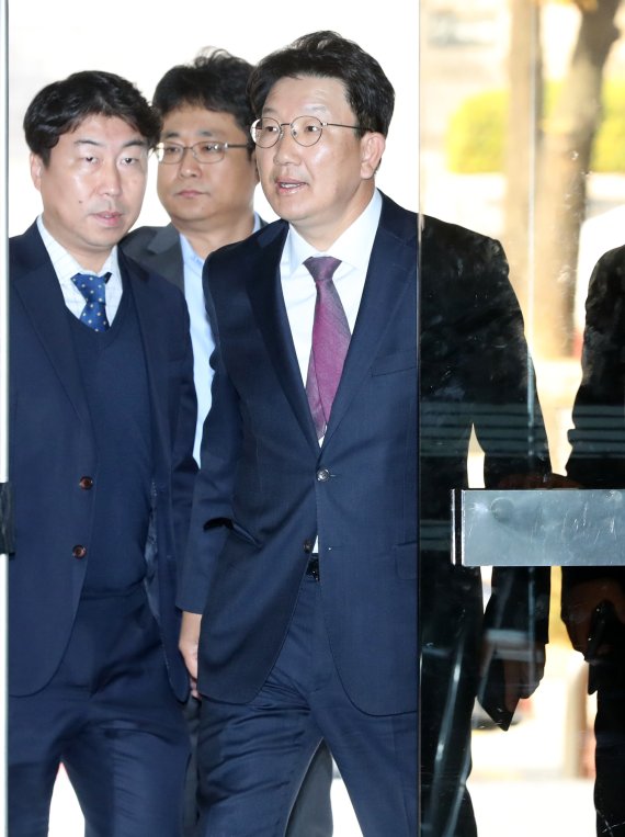 【서울=뉴시스】김선웅 기자 = 권성동 자유한국당 의원이 5일 오후 서울 서초구 서울중앙지법에서 열린 강원랜드 채용비리 1차 공판에 출석하고 있다. 2018.11.05. mangusta@newsis.com