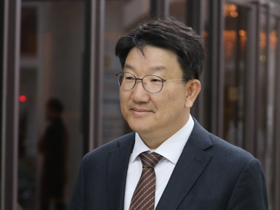 【서울=뉴시스】 전진환 기자 = 강원랜드 채용청탁 혐의를 받는 권성동 자유한국당 의원이 15일 서울 서초구 서울중앙지법에서 열리는 공판에 출석하고 있다. 2019.04.15. amin2@newsis.com