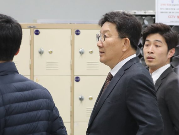 【서울=뉴시스】 전진환 기자 = 강원랜드 채용청탁 혐의를 받는 권성동 자유한국당 의원이 15일 서울 서초구 서울중앙지법에서 열리는 공판에 출석하고 있다. 2019.04.15. amin2@newsis.com