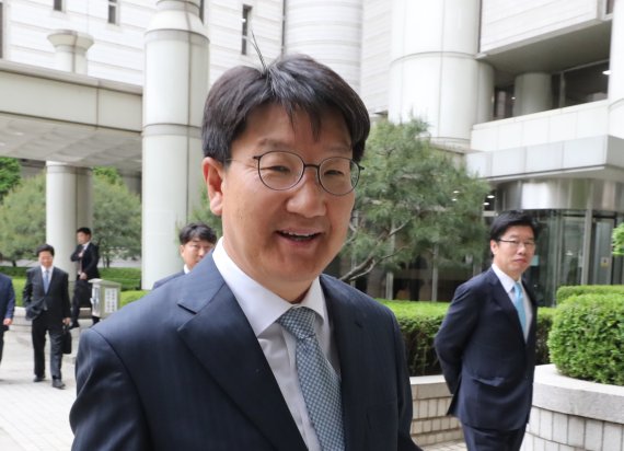 【서울=뉴시스】 전진환 기자 = '강원랜드 채용 비리' 의혹을 받고 있는 권성동 자유한국당 의원이 13일 오후 서울 서초구 서울중앙지법에서 열린 결심 공판 출석을 마치고 나오고 있다. 검찰은 권 의원에게 징역 3년을 구형했다. 2019.05.13. amin2@newsis.com