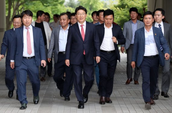 【서울=뉴시스】김선웅 기자 = 권성동 자유한국당 의원이 24일 서울 서초구 서울중앙지법에서 열린 강원랜드 채용비리 사건 1심 선고공판에 출석하고 있다. 2019.06.24. mangusta@newsis.com