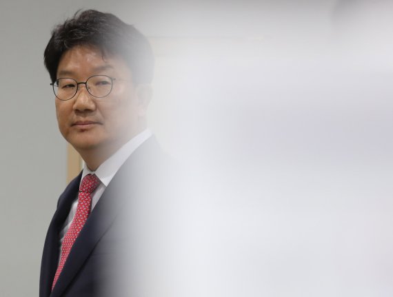 【서울=뉴시스】김선웅 기자 = 권성동 자유한국당 의원이 24일 서울 서초구 서울중앙지법에서 열린 강원랜드 채용비리 사건 1심 선고공판에 출석하고 있다. 2019.06.24. photo@newsis.com