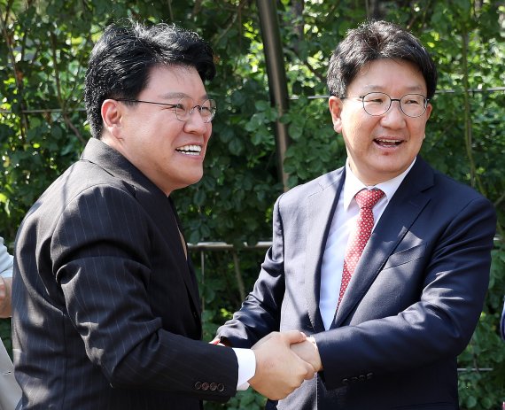 【서울=뉴시스】김선웅 기자 = 권성동 자유한국당 의원이 24일 서울 서초구 서울중앙지법에서 열린 강원랜드 채용비리 사건 1심 선고공판에서 무죄를 선고받은 후 법원을 나와 장제원 의원과 기뻐하고 있다. 2019.06.24. mangusta@newsis.com