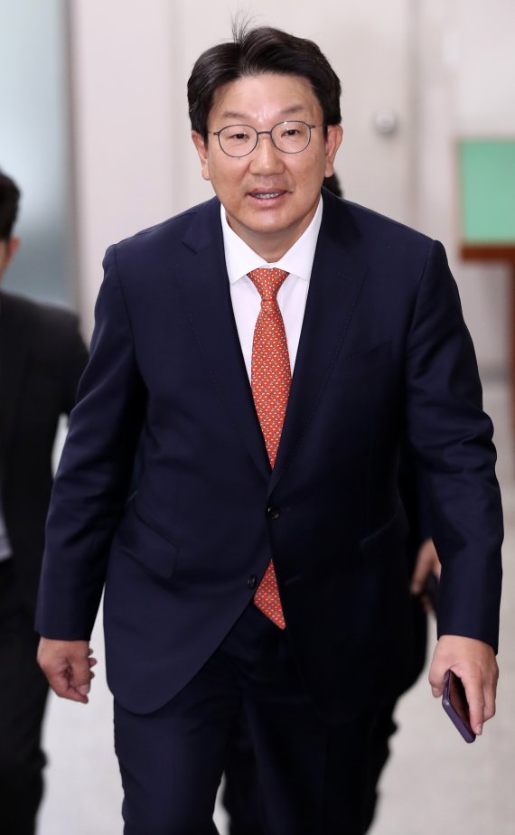 【서울=뉴시스】이영환 기자 = 강원랜드 청탁의혹을 받고 있는 권성동 자유한국당 의원이 7일 오전 서울 서초구 서울고등법원에서 열린 항소심 1차 공판에 출석하고 있다. 2019.11.07. 20hwan@newsis.com