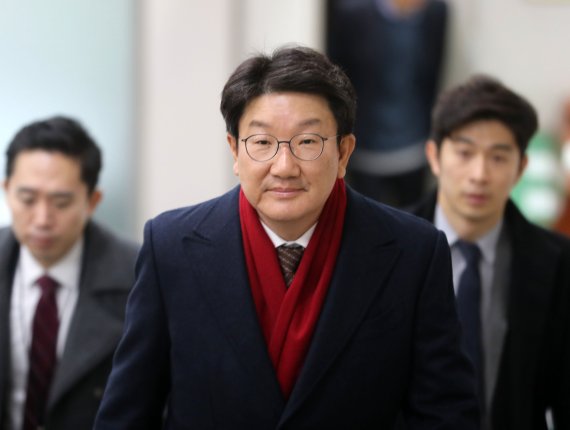 [서울=뉴시스]박주성 기자 = 권성동 자유한국당 의원이 5일 오전 서울 서초구 서울 고등법원으로 '강원랜드 채용청탁' 항소심 2차 공판에 출석하고 있다. 2019.12.05. park7691@newsis.com