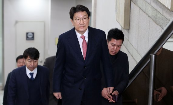 [서울=뉴시스]김선웅 기자 = 권성동 자유한국당 국회의원이 13일 오전 서울 서초구 서울고법에서 열린 강원랜드 채용청탁 사건 항소심 선고 공판에 출석하고 있다. 2020.02.13. mangusta@newsis.com