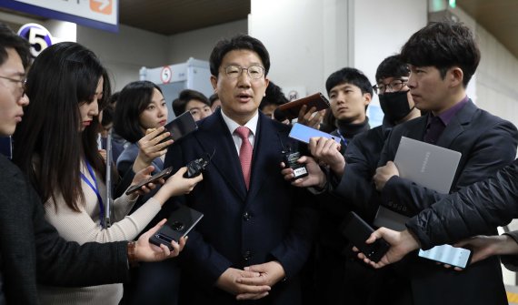 [서울=뉴시스]김선웅 기자 = 권성동 자유한국당 국회의원이 13일 오전 서울 서초구 서울고법에서 열린 강원랜드 채용청탁 사건 항소심 선고 공판에서 무죄를 선고받은 후 법정을 나서고 있다. 2020.02.13. mangusta@newsis.com