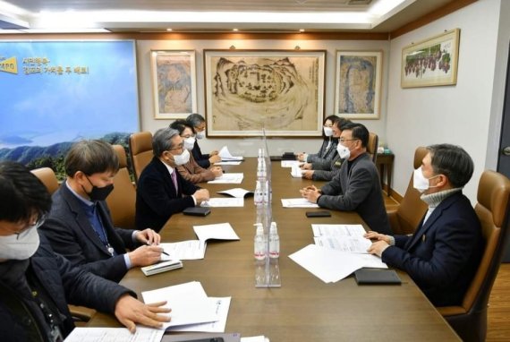 [김포=뉴시스] 정일형 기자=이재정 경기도교육감이 16일 김포시를 방문해 정하영 김포시장, 백경녀 김포교육지원청 교육장 등과 교육협력사업에 대해 의견을 나누고 있다.