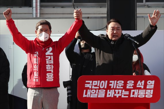 윤석열 국민의힘 대선 후보가 17일 오전 경기도 안성시 서인사거리에서 열린 '윤석열이 대한민국에 안성맞춤!' 안성 유세에서 안성 국회의원 재보궐선거에 출마한 김학용 후보와 함께 손을 들어올리고 있다. 사진=뉴스1