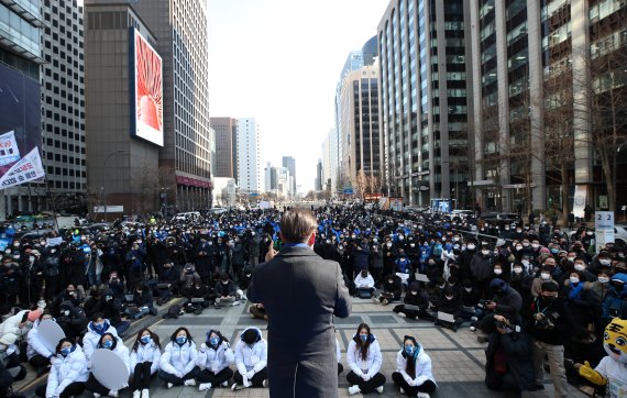 [서울=뉴시스] 국회사진기자단 = 이재명 더불어민주당 대선 후보가 17일 서울 청계광장에서 유세를 열고 지지를 호소하고 있다. 2022.02.17.