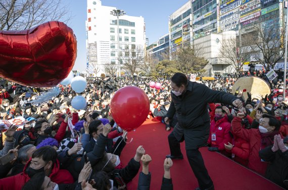 [서울=뉴시스] 국회사진기자단 = 윤석열 국민의힘 대선 후보가 17일 경기도 성남 분당구 야탑역 앞에서 지지를 호소하고 있다. 2022.02.17. photo@newsis.com