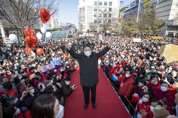 [서울=뉴시스] 국회사진기자단 = 윤석열 국민의힘 대선 후보가 17일 경기도 성남 분당구 야탑역 앞에서 지지를 호소하고 있다. 2022.02.17. photo@newsis.com