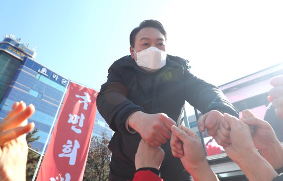 [서울=뉴시스] 국회사진기자단 = 윤석열 국민의힘 대선 후보가 17일 경기도 성남 분당구 야탑역 앞에서 지지를 호소하고 있다. 2022.02.17. photo@newsis.com