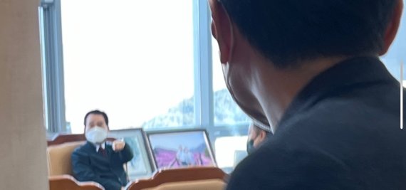 17일 오전 9시55분쯤 청와대 경호처 단장이 김문오 달성군수를 만나 박근혜 전 대통형 사저 관련 경호문제를 두고 면담을 하고 있다© 뉴스1