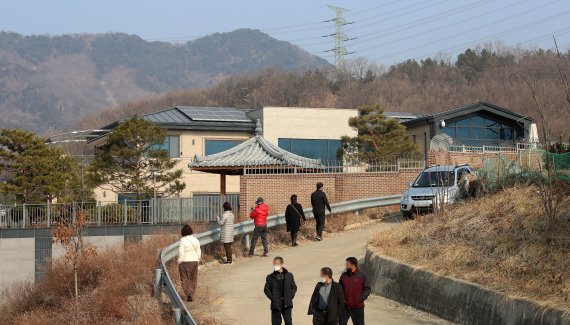 박근혜 전 대통령이 퇴원 후 정치적 고향인 대구에서 생활하기 위해 달성군 유가읍 쌍계리의 한 주택을 본인 명의로 매입한 사실이 알려진 가운데 13일 사저를 구경하려는 시민들이 건물 뒤편 가드레일 위에 올라가 담장 안을 살펴보고 있다. 2022.2.13/뉴스1 © News1 공정식 기자
