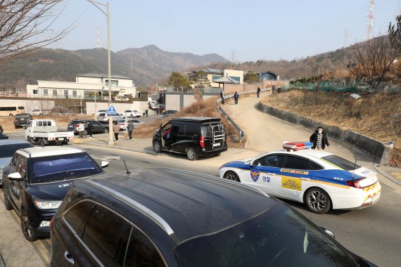 박근혜 전 대통령이 퇴원 후 정치적 고향인 대구에서 생활하기 위해 달성군 유가읍 쌍계리의 한 주택을 본인 명의로 매입한 사실이 알려진 가운데 13일 사저를 구경하려는 시민들이 타고 온 차량으로 주변이 혼잡하자 경찰 순찰차량이 안내방송을 하고 있다. 2022.2.13/뉴스1 © News1 공정식 기자