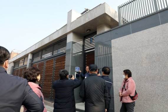 박근혜 전 대통령이 퇴원 후 정치적 고향인 대구에서 생활하기 위해 달성군 유가읍 쌍계리의 한 주택을 본인 명의로 매입한 사실이 알려진 가운데 13일 많은 시민들이 사저 앞에서 기념사진을 찍고 있다. 2022.2.13/뉴스1 © News1 공정식 기자