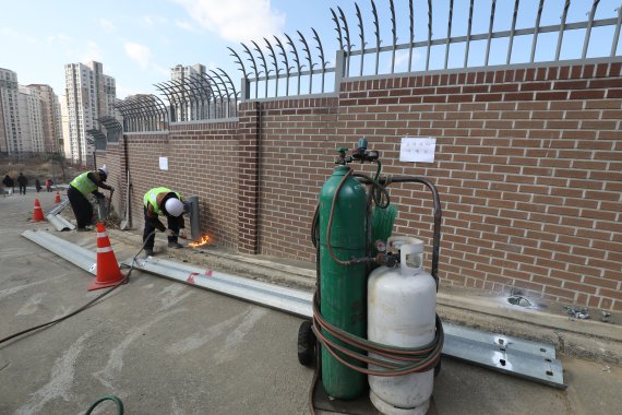 16일 오전 대구 달성군 유가읍 쌍계리 박근혜 전 대통령 사저로 알려진 주택 담장 주변 가드레일 해체작업이 진행되고 있다. 주택이 지어질 당시 담장 보호를 위해 설치됐던 가드레일이지만, 박 전 대통령 사저라는 소식이 전해진 뒤 많은 방문객들이 가드레일을 밟고 올라가 주택을 들여다보는 등 사생활 침해 논란이 일자 달성군은 업체를 선정해 이날 오전부터 해체에 들어갔다. 2022.2.16/뉴스1 © News1 공정식 기자