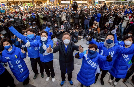 이재명 더불어민주당 대선 후보가 17일 서울 성동구 왕십리역에서 유세를 열고 지지를 호소하고 있다. 2022.02.17. /사진=뉴시스화상