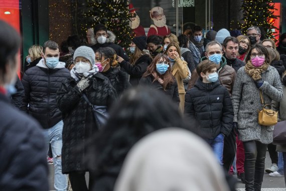 [파리=AP/뉴시스] 20일(현지시간) 프랑스 파리에서 마스크를 쓴 쇼핑객들이 그랑 불바르를 걷고 있다. 네덜란드가 코로나19와 오미크론 변이 확산 방지를 위해 전국 봉쇄에 들어간 가운데 유럽 국가들도 봉쇄를 검토하고 있다. 2021.12.21.