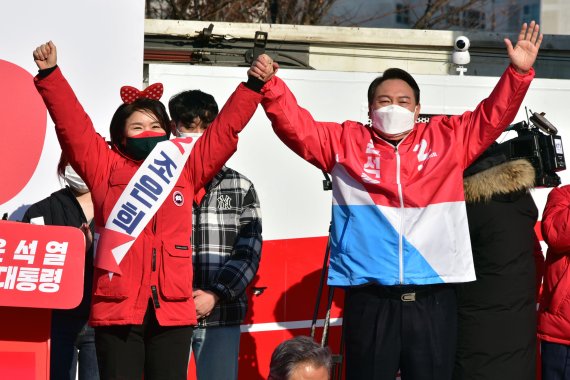 윤석열 국민의힘 대선후보가 17일 서울 서초구 고속버스터미널에서 열린 '공정, 상식, 법치의 대한민국!' 서초 유세에서 조은희 서초갑 재보궐선거 후보와 함께 유권자들에게 지지를 호소하고 있다. 사진=서동일 기자