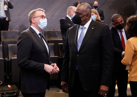 로이드 오스틴 미국 국방부 장관(오른쪽)이 16일(현지시간) 북대서양조약기구(NATO·나토) 국방장관 회담이 열린 벨기에 브뤼셀 나토 본부에서 덴마크 모르텐 보드스코프 국방장관과 대화하고 있다. 로이터뉴스1