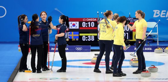 17일 중국 베이징 국립 아쿠아틱 센터에서 열린 2022 베이징 동계올림픽 컬링 여자 단체전 한국과 스웨덴의 경기에서 팀킴이 4-8로 패한 뒤 서로 격려하고 있다. 사진=뉴스1