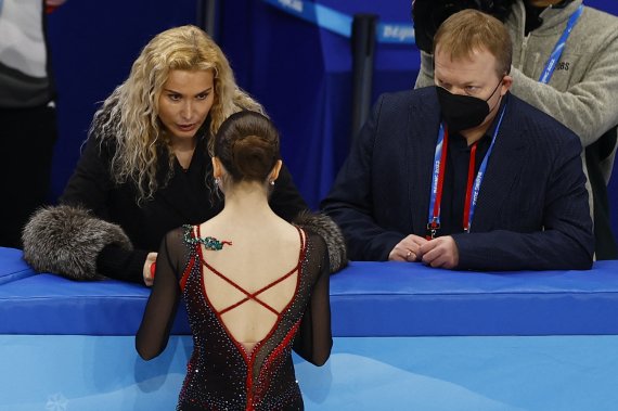 2022 베이징 동계올림픽 러시아 피겨 대표팀의 에테리 투트베리제 코치가 카밀라 발리예바를 화난 얼굴로 쳐다보며 무언가를 말하고 있다.<div id='ad_body3' class='mbad_bottom' ></div> /사진=로이터뉴스1