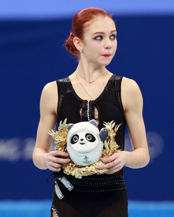 2022 베이징 동계올림픽 여자 피겨 스케이팅 경기에서 은메달을 획득한 알렉산드라 트루소바가 왼쪽 가운데 손가락을 들고 있다. /사진=로이터뉴스1