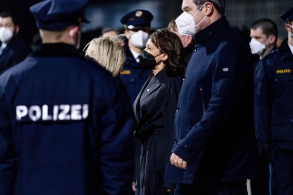 카멀라 해리스 미국 부통령(가운데)이 17일(현지시간) 뮌헨안보회의에 참석차 독일 뮌헨 국제공항에 도착해 이동하고 있다. AP뉴시스