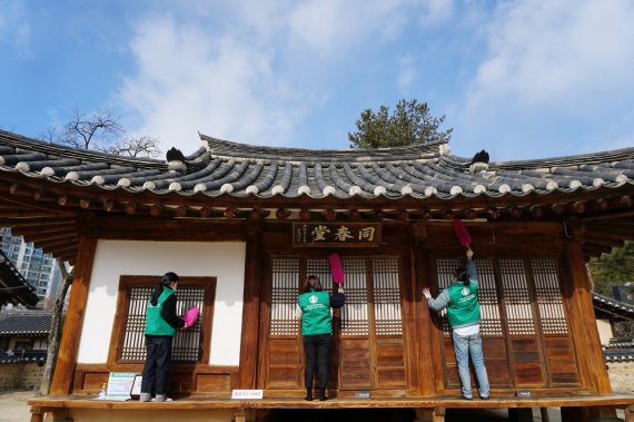 스타벅스가 지난 2월 15일 대전 지역 파트너들과 함께 대전 동춘당 및 소대헌∙호연재 고택의 일대를 돌며 정화 활동을 전개했다. / 사진=스타벅스코리아 제공