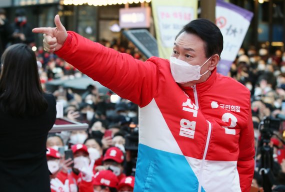 尹 "4050 위한 청춘공간 마련하겠다"…마지막 '쇼츠' 발표