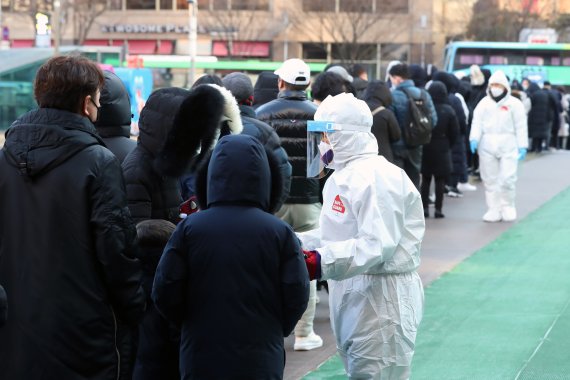 거리두기 조정, "사적모임 그대로, 밤 10시까지로 1시간 완화"