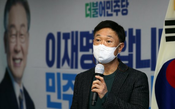 [서울=뉴시스] 최진석 기자 = 29일 오후 서울 여의도 더불어민주당 중앙당사에서 열린 이재명 대선 후보의 새로운 캐치프레이즈와 슬로건 언론 설명회에서 김영희 본부장이 발언하고 있다. (공동취재사진) 2021.12.29. photo@newsis.com