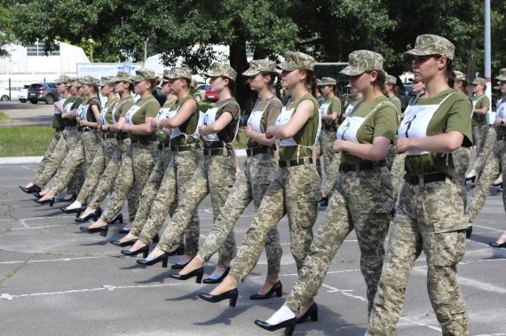 [키이우=AP/뉴시스]우크라이나 국방부가 2021년 7월 2일 공개한 우크라이나 여군들이 키이우에서 열린 열병식 리허설에 참가한 모습. 2022.02.18. /사진=뉴시스