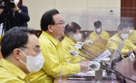 코로나19 확진자 이틀 연속 10만명대, 위중증환자 400명 넘어