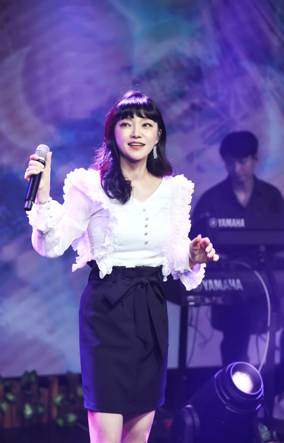 [서울=뉴시스] '노래하는 성우' 이용신 "올해 오리지널 음원 내고파...어느 날 경연 프로그램에 출연할 수도 있을 것" 2022.02.12 (사진=올보이스 제공) photo@newsis.com*재판매 및 DB 금지 *재판매 및 DB 금지