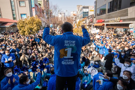 이재명 더불어민주당 대선후보가 18일 오후 전남 목포 평화광장 유세장에서 지지를 호소하고 있다. 뉴스1