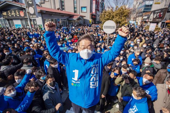 이재명 더불어민주당 대선 후보가 18일 전남 목포시에서 열린 선거유세에 참석해 손을 들어올리고 있다. 뉴시스