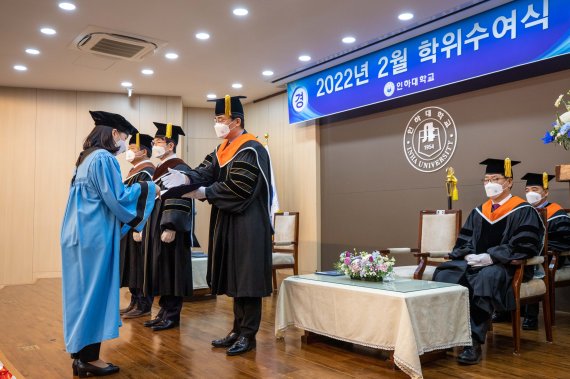 18일 열린 2022년 2월 인하대학교 학위수여식에서 조명우 총장이 졸업생 대표인 화학과 김아현 학생에게 학위증서를 수여하고 있다.