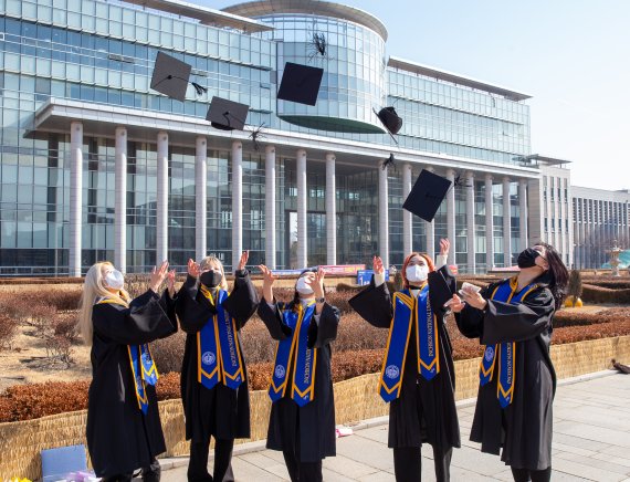 인천대학교는 2022년 2월 학위수여식을 18일 온라인으로 진행했다. 졸업생들이 사각모를 하늘 높이 던지며 졸업을 자축하고 있다.