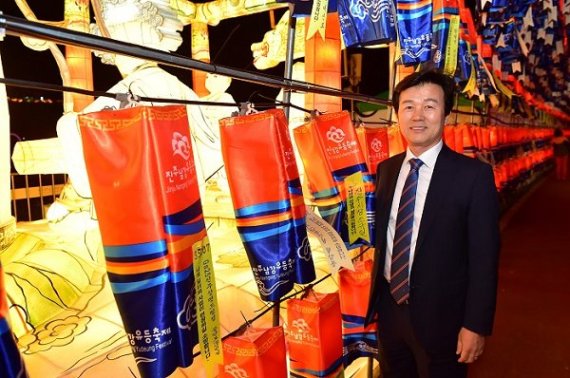 사진캡션: 조규일 진주시장, 남강유등축제 현장 (출처: 진주시)