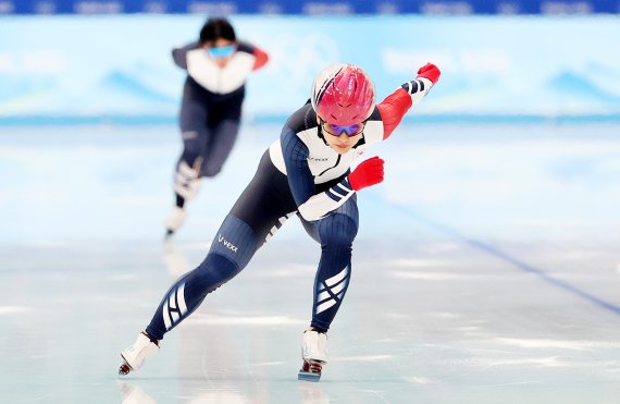 김보름이 18일 중국 베이징 국립 스피드스케이팅 경기장에서 2022 베이징 동계올림픽 스피드스케이팅 여자 매스스타트 경기를 하루 앞두고 훈련을 하고 있다. © News1 박지혜 기자
