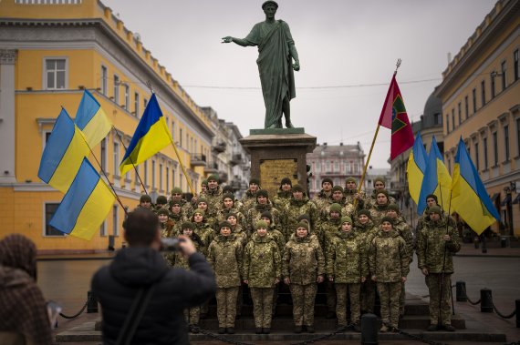 [오데사=AP/뉴시스] 16일(현지시간) 우크라이나 오데사에서 '단결의 날'을 기념하는 우크라이나군 장병들이 국기와 함께 기념촬영을 하고 있다. 2022.02.17.