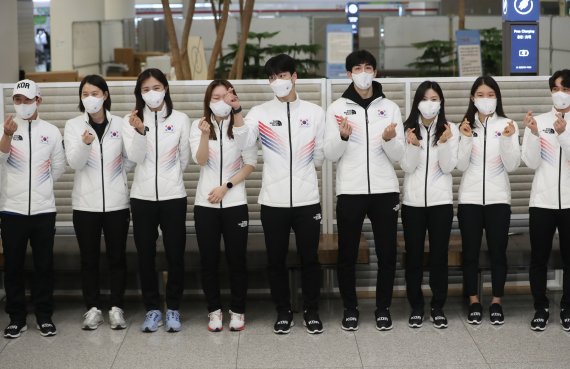 [인천공항=뉴시스] 고승민 기자 = 2022 베이징 동계올림픽에서 활약한 대한민국 쇼트트랙 대표팀이 18일 인천국제공항 제2터미널을 통해 귀국, 손으로 하트를 그리며 인사하고 있다. 2022.02.18. kkssmm99@newsis.com /사진=뉴시스