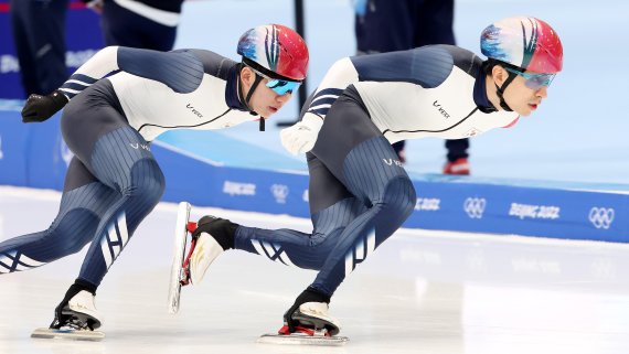 이승훈(오른쪽), 정재원이 18일 중국 베이징 국립 스피드스케이팅 경기장에서 2022 베이징동계올림픽 스피드스케이팅 남자 매스스타트 경기를 하루 앞두고 훈련하고 있다. 2022.2.18/뉴스1 © News1 박지혜 기자 /사진=뉴스1