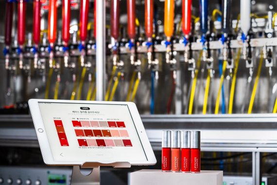 서울 성동구 아모레성수에서 서비스 중인 '립 팩토리 바이 컬러 테일러'. (아모레퍼시픽 제공) © 뉴스1